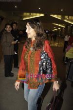 Madhuri Dixit snapped at Domestic Airport on 26th Nov 2010 (23).JPG
